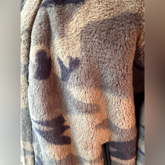 Bar lll size large faux fur camo jacket. Excellent Condition! - Picture 9 of 10